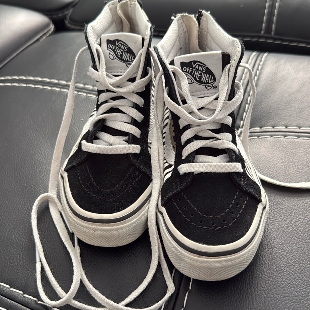 Cute zebra and leopard vans like new keeps feet